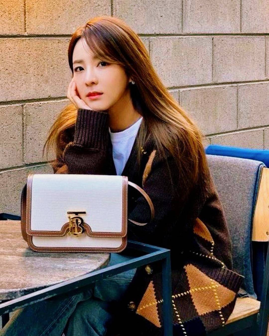 BURBERRY FRAGRANCES CROSSBODY BAG VIP GIFT WITH PURCHASE (GWP) พรีเมี่ยมกิ๊ฟ Limited Edition จากน้ำหอม BURBERRY วัสดุ Canvas & Leather ทรงเหลี่ยมสวยหรูอยู่ทรงมีโลโก้แบรนด์ด้านหน้า เปิดปิดด้วยฝาปิดมีสัญลักษณ์รูปตัวB ภายในมีช่องแบ่งเป็นสัดส่วนสามารถใส่มือถื