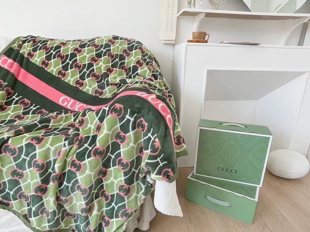 VIP GIFT 】Best Gift! พร้อมกล่อง GUCCI Blanket ไอเท็มแนะนำ ผ้าห่มนุ่มนิ่ม ขนปุยๆๆ สบายผิวมาก เนื้อผ้านิ่มฟูนุ่มใช้ได้ทุกโอกาส ขนาดกำลังดี พกพาสะดวก สามารถพกไว้ใช้ในรถ ใช้ในออฟฟิศได้ จะซื้อใช้เองหรือมอบเป็นของขวัญก็ดูดีพร้อมส่งที่ไทย ราคาสุดคุ้มไม่ต้องรอพรี