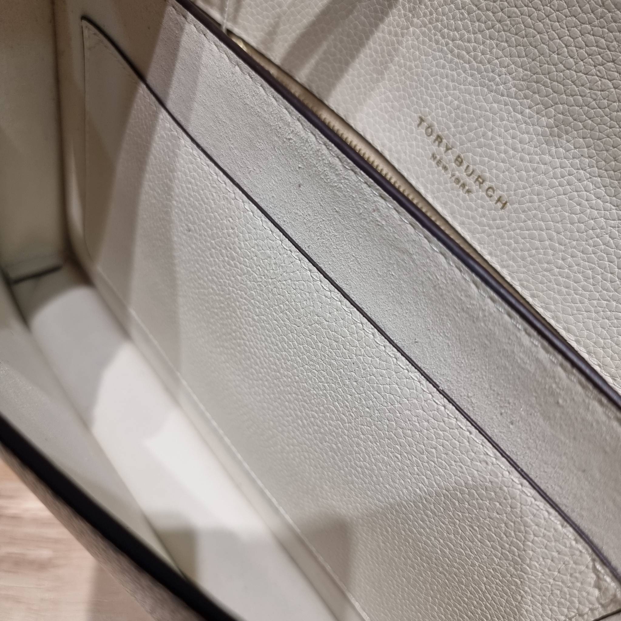 TORY BURCH MILLER SHOULDER BAG / Tory Burch Bag รุ่นยอดนิยม รุ่นหายาก รุ่นที่สาวๆตามหา ใบนี้เลย!! สวยหรู ผู้ดีทุกสี กระเป๋าสะพายไหล่ ดีไซน์อยู่ทรง คลาสสิคแฝงความหรูด้วยโลโก้สีทองอร่ามโดดเด่น