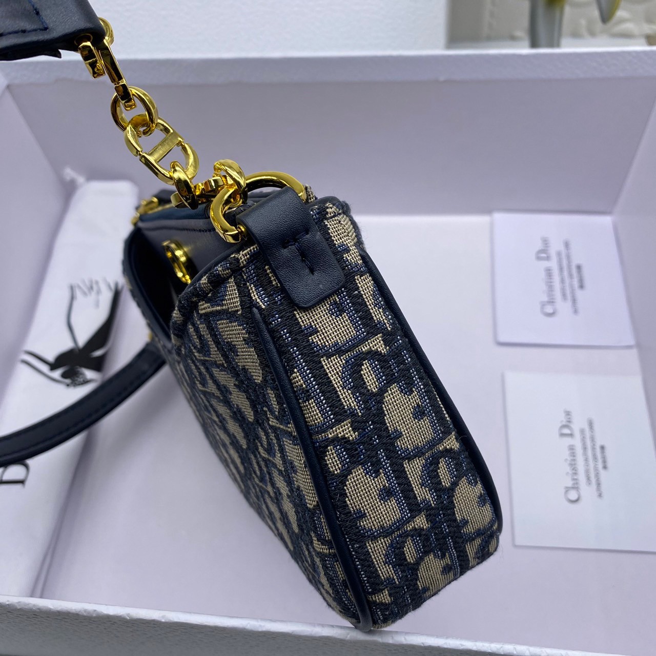 DIOR 30 Montaigne Hobo Avenue Mini Bag | Blue Jacquard กระเป๋าสะพายทรงโฮโบ แบรนด์หรู ขนาดกำลังสวย ดีไซน์ใหม่ 2023 รูปทรงใช้งานง่าย ภายในเป็นช่องโล่ง ใส่ของสำคัญได้ครบสบายๆ พิเศษมาก!! มาพร้อมใบเล็ก พร้อมใช้งาน คุ้มมากค่ะ