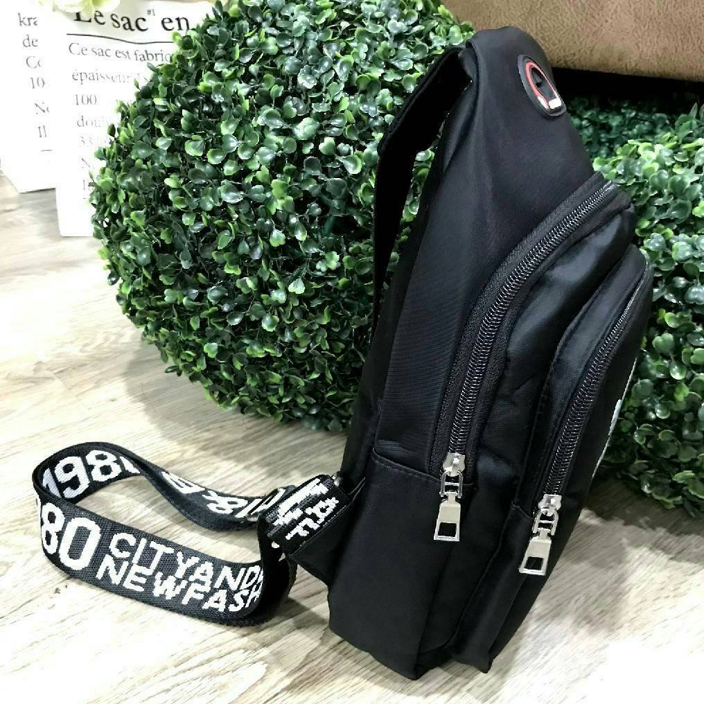 Adidas Factory Sport Originals Bag กระเป๋าสะพายสไตล์สปอร์ตดีไซน์สุดฮิตวัสดุไนล่อนเนื้อหนานิ่มกันน้ำทำความสะอาดง่าย ขนาดกำลังดี น้ำหนักเบา ด้านหน้ามีโลโก้แบรนด์เปิดปิดด้วยซิป มีช่องแบ่ง2ช่องเเยกเป็นสัดส่วน มีช่องใส่หูฟังหรือสายชาร์ตแบต Sport สายสะพายพิมพ์ล