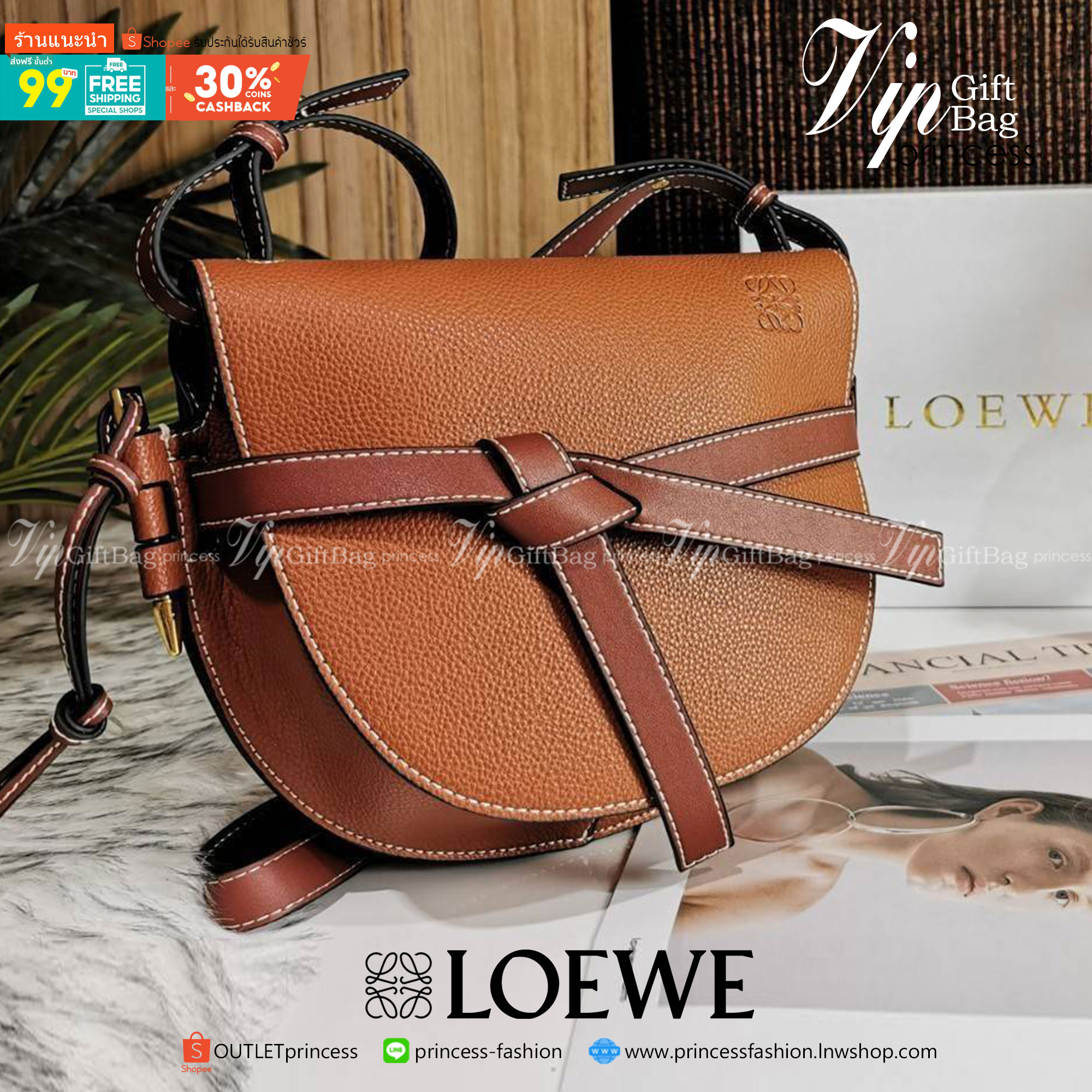 พรีเมี่ยมกิ๊ฟแท้ 100% 】 LOEWE CROSSBODY BAG VIP GIFT WITH PURCHASE (GWP) กระเป๋าถือหรือสะพาย Limited จาก LOEWE DUTYFREE COUNTER วัสดุ Canvas & Leather Calfskin หนังแท้รูปทรงอานม้าสวยอยู่ทรง เปิดปิดด้วยฝาปิดแต่งด้วยสายรัดหนัง