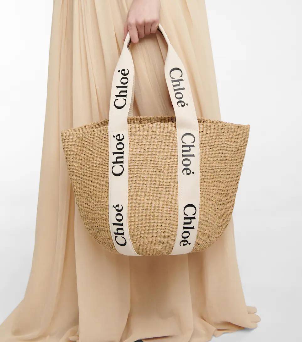 CHLOE LARGE WOODY BASKET กระเป๋าสะพายสานทรงตะกร้า ยอดฮิตติดลมของแบรนด์ ด้วยวัสดุสังเคราห์จากธรรมชาติ สานทอเต็มใบออกมาเป็นลวดลายสวยงาม ตัดด้วยริบบิ้นคาดโดดเด่น ภายในโล่งกว้างมาก จุของได้เต็มที่ เป็นดีไซน์ผู้ดีย้อนยุคที่ดูแพงจริงๆ ใบนี้สามารถสะพายไปเที่ยว ไ
