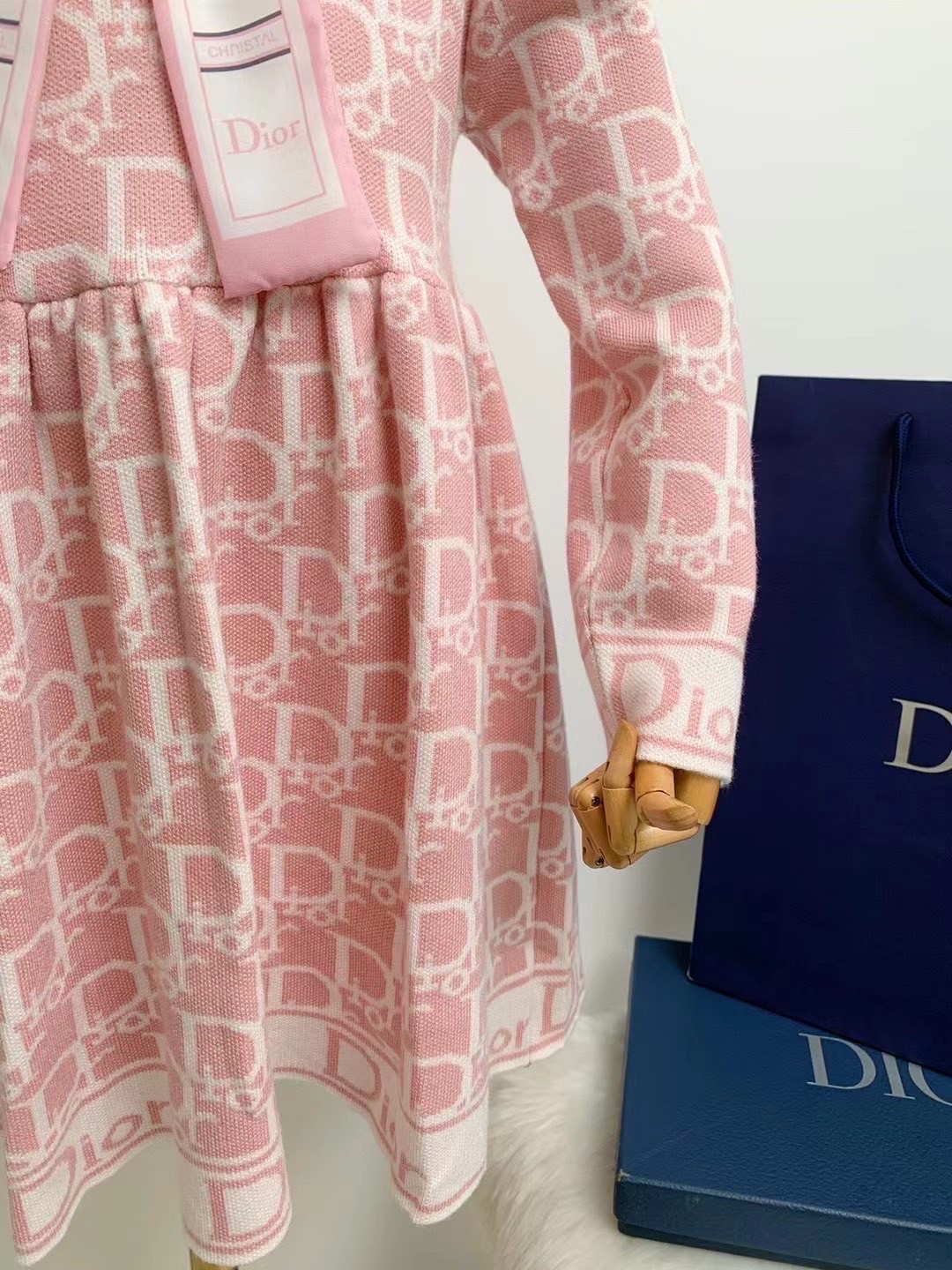 สลับแท้ เกรดเทพ Size 90-150 เสื้อผ้าเด็กแบรนด์เนม DIOR Knit Dress Kids เดรสหวานชมพูคีพลุคลูกคุณ งาน 1:1 เนื้อผ้าการันตีความพรีเมียมอย่างดี งานนำเข้าจากโรงงานเทียบแบรนด์