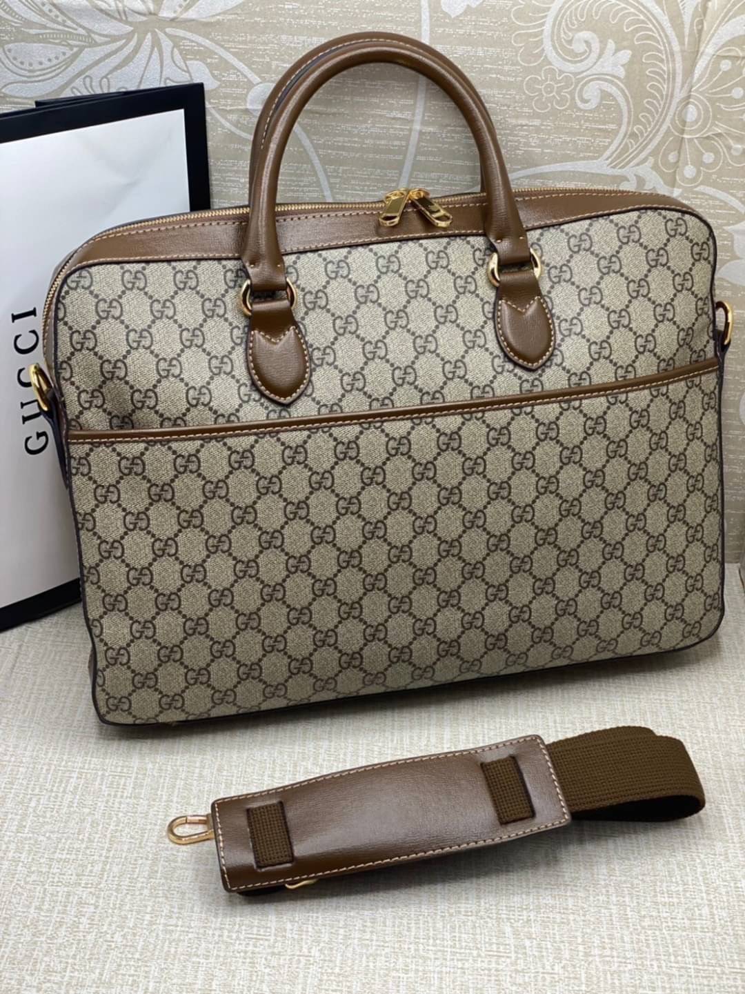 Gucci Supreme Briefcase 40cm GG Supreme work bag / GG laptop bag กระเป๋าสะพายใบใหญ่ ใส่โน้ตบุค/เอกสารได้ พร้อมส่งที่ไทย ภาพสินค้าถ่ายจากงานจริง GG Supreme work bag with Web shoulder strap