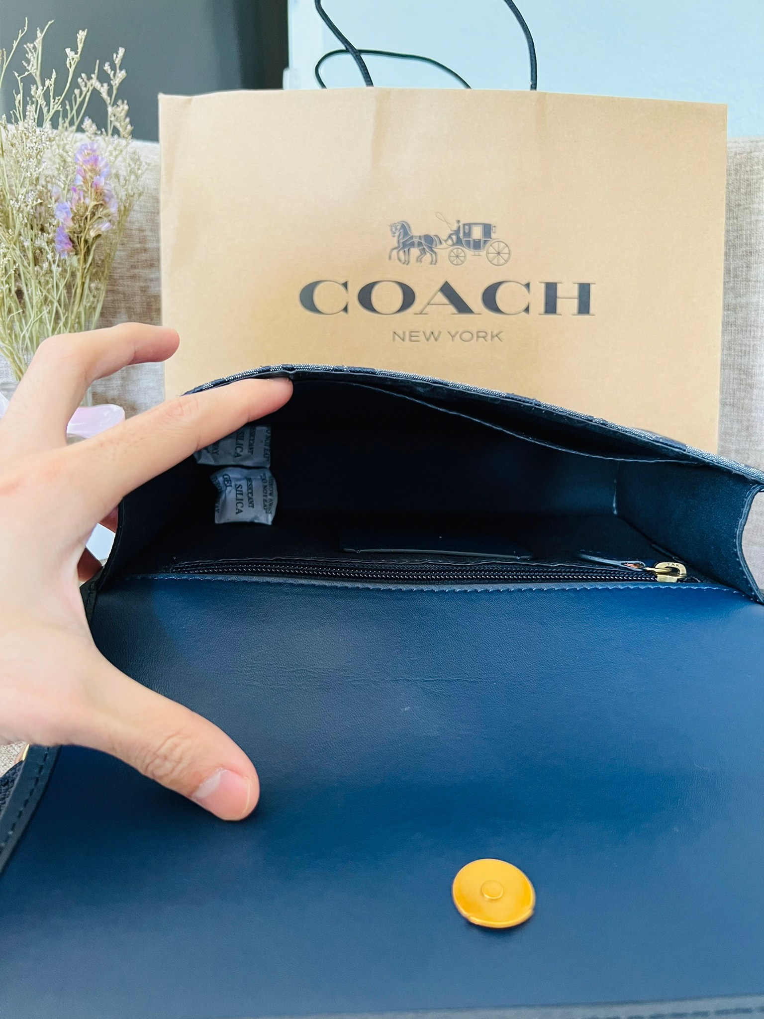 COACH Turner Flap Crossbody In Signature Chambray C8185 กระเป๋าสะพายหนังแชมเบรย์ซิกเนเจอร์และหนังธรรมชาติ ด้านในกระเป๋าซิป กระดุมแป๊ก ซับในหนัง กระเป๋าสลิปด้านนอก สายสะพายถอดได้ ยาว 25” สำหรับสะพายไหล่หรือสะพายข้าง