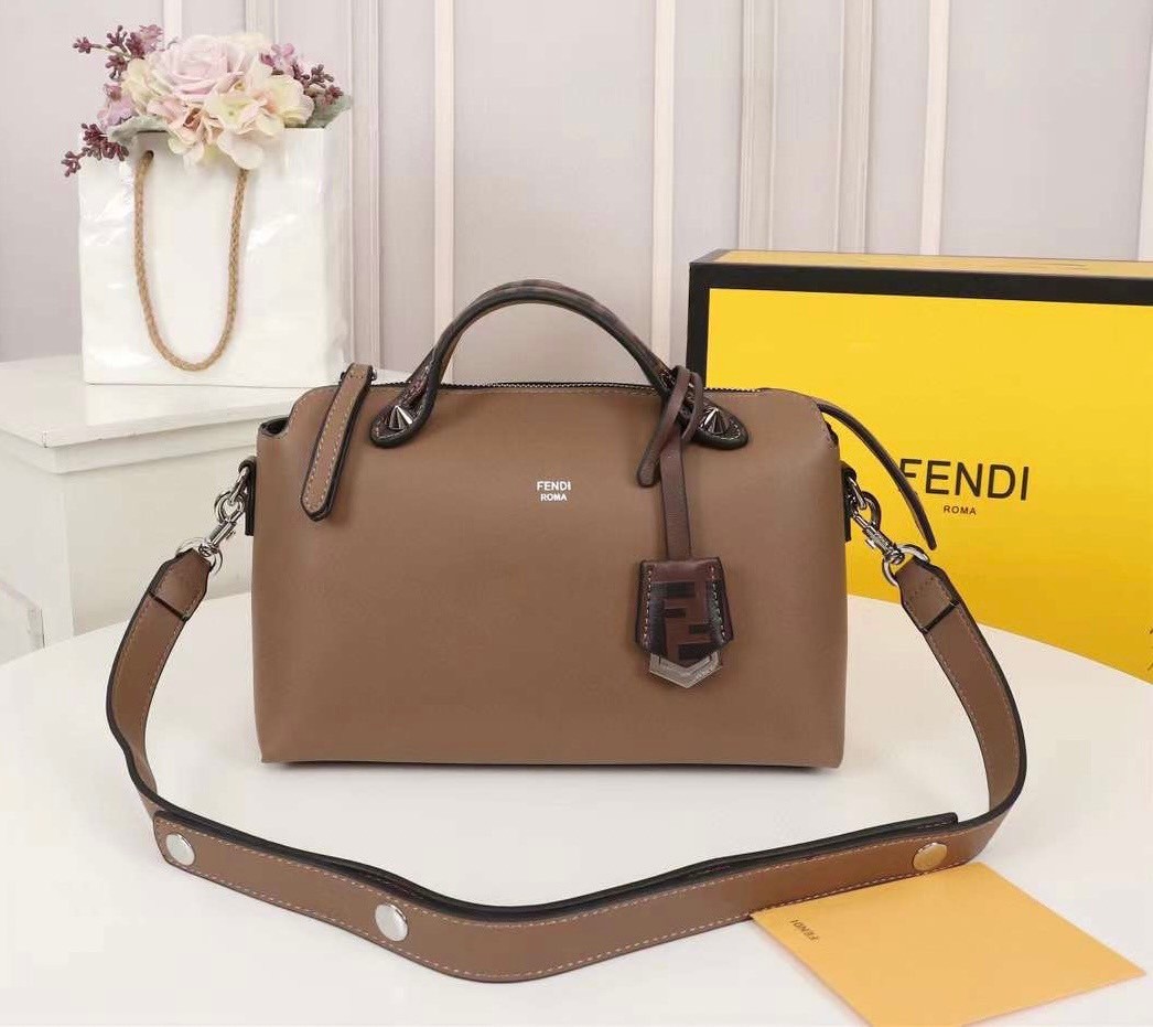FENDI by the way small เกรดออริจินอล กระเป๋าถือ/สะพายข้างทรงหมอน รุ่นตามหา วัสดุหนังสวย มาพร้อมสายสะพายถอดออกได้ ใช้วันไหนๆกับชุดไหนๆได้หมดเลยทีเดียว อีกหนึ่งรุ่นที่ต้องแนะนำนะคะ