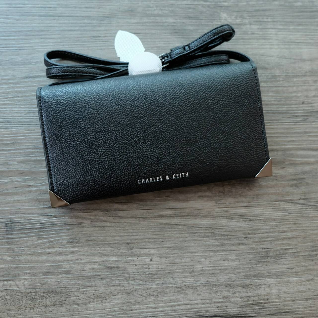 Charles & Keith Metallic Tip Wallet กระเป๋าสตางค์ใบยาว จะสะพาย หรือถอดสายถือเป็น cluth ก็ดูดีได้ค่ะ ภายในมีช่องซิป มีช่องใส่บัตรหลายช่อง และช่องใส่ธนบัตร ด้านหลังมีช่องใส่บัตรอีก 1 ช่องค่ะ มาพร้อมสายสะพายยาว สามารถถอด และปรับได้ 5 ระดับค่ะ