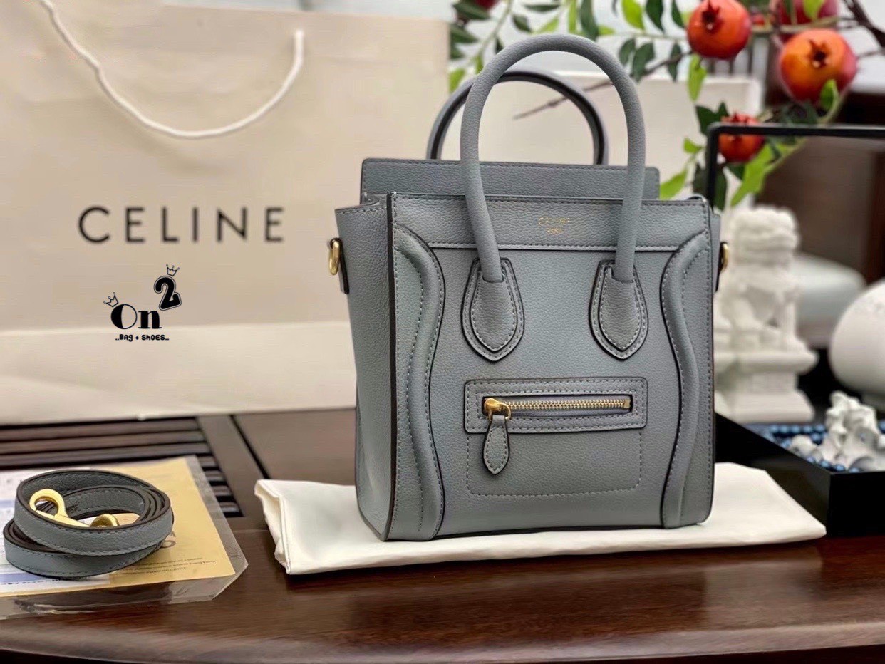 พร้อมส่งรุ่นยอดฮิต!! CELINE HANDLE BAG VIP / Celine Nano Luggage Bag กระเป๋าหนังแท้ ขนาดกำลังดี เปิดปิดด้วยซิปอะไหล่ทองมีที่จับหนัง ด้านในกว้าง มาพร้อมช่องซิปอีกช่อง เป็นอีกทรงที่ฮิตมานานข้ามปี มาพร้อมสายยาวสะพายแบบ CROSSBODYได้ หรือจะถือออกงานก็สวยหรูอีก