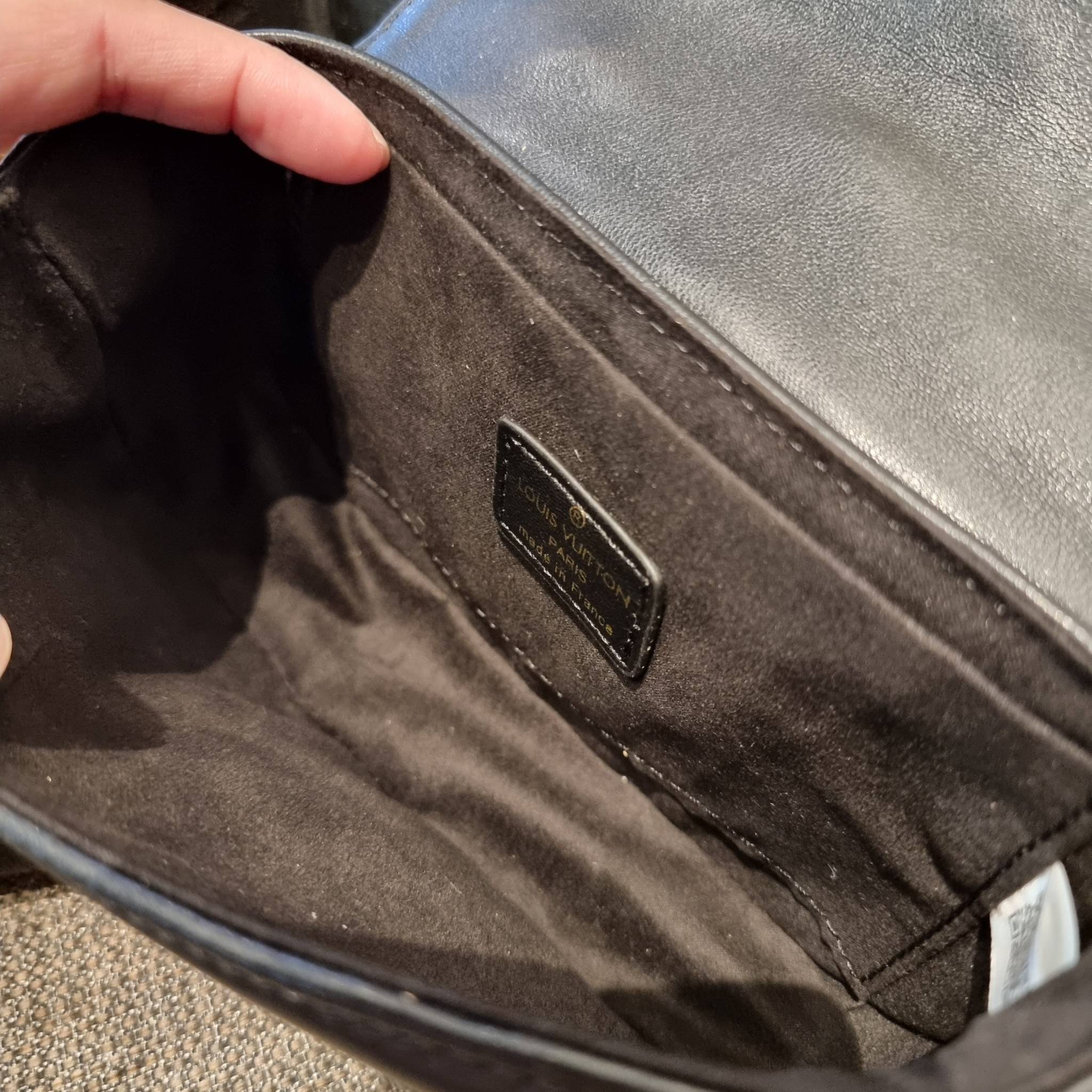 LV new wave pochette multi bag กระเป๋าสะพายมัลติฟังก์ชั่น สุดหรู มาพร้อม box set รับรองว่าดีงาม ลูกเล่นคลาสสิคผสานความวินเทจ มีสายสะพายให้ 2 เส้น และกระเป๋าใบลูก เล็กน่ารัก วัสดุหนังแท้ ภายในเป็นช่องโล่ง แบ่งสัดส่วนมีช่องย่อย ใบนี้ปรับใช้ได้หลายสไตล์ ลุคไ