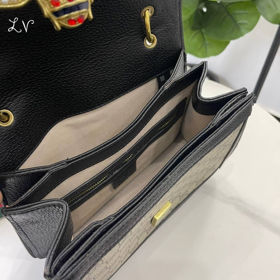 Gucci Queen Margaret GG small top handle bag กระเป๋าสะพายน้องผึ้งวินเทจใช้เป็น Everyday Bag สามารถใช้งานได้บ่อย และสามารถสะพายไปทำกิจกรรมต่าง ๆ ได้ทุกวันตัวกระเป๋าอยู่ทรงสวย จุดเด่นมีผีเสื้อแสนสวย อีกหนึ่งไอเท็มที่สาวๆต้องมีน้า พร้อมส่งที่ไทย ภาพถ่ายจากงา