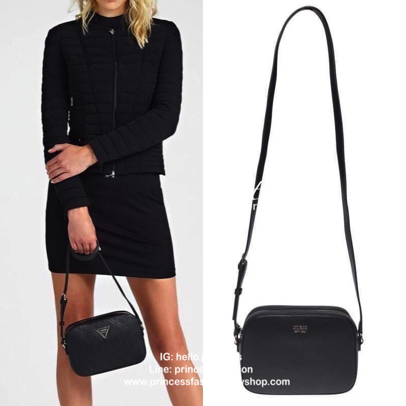 GUESS ZIP TOP KAMRYN CROSSBODY BAG กระเป๋าสะพายรุ่นยอดนิยม วัสดุ PU คุณภาพดี น้ำหนักเบา ด้านหน้าประดับด้วยโลโก้แบรนด์สุดหรู เปิดปิดกระเป๋าด้วยซิปสะดวกใช้ ด้านในโล่งกว้างมีช่องซิปและช่องใส่บัตร สามารถใส่มือถือได้ทุกรุ่น กระเป๋าสตางค์ใบสั้นได้ ซับในลายแบรนด