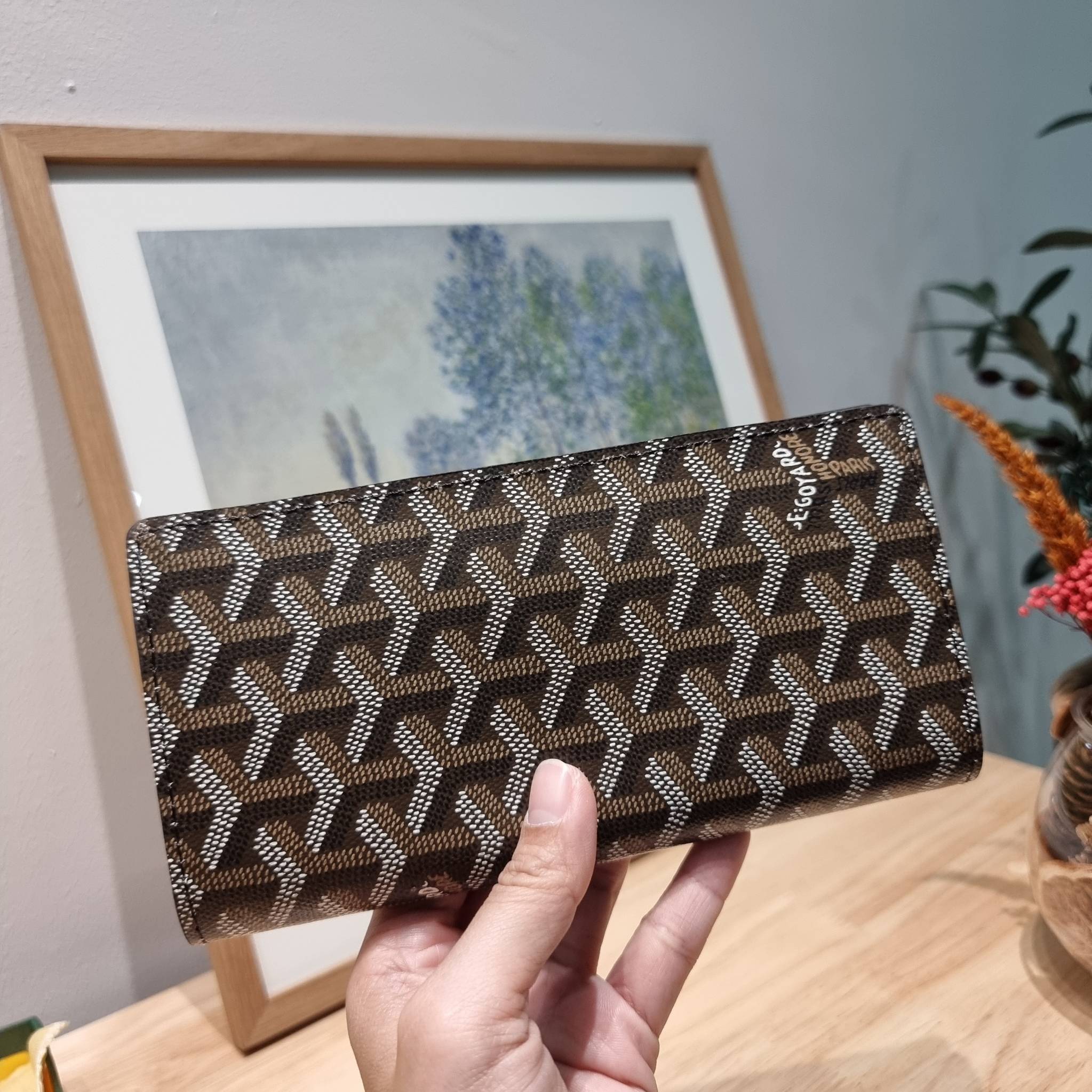 Goyard Bi Fold Long Wallet / GOYARD FLAP WALLET / Goyard Long Wallet กระเป๋าสตางค์ใบยาว รุ่น unisex ที่ใช้ได้ทั้งหนุ่มๆและสาวๆ ไอเท็มนี้ตอบโจทย์สำหรับคนที่ชอบเก็บบัตรเยอะๆ