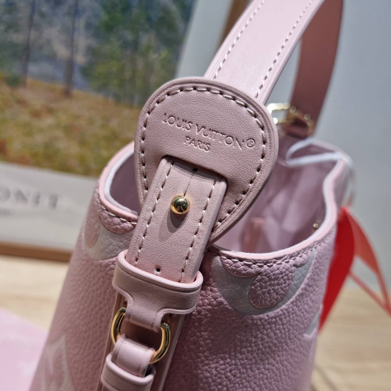 LV All In BB Bag กระเป๋าทรงบัคเก็ตที่มาแรงมากๆตอนนี้ พร้อมสีใหม่ต้อนรับวาเลนไทน์ รูปทรงคลาสสิคสะดวกใช้ ดีไซน์ลูกเล่นสนุกๆ ปรับเปลี่ยนรูปทรงกระเป๋าได้ไม่น่าเบื่อ ด้านข้างตกแต่งพวงหนังห้อยพร้อมกุญแจ