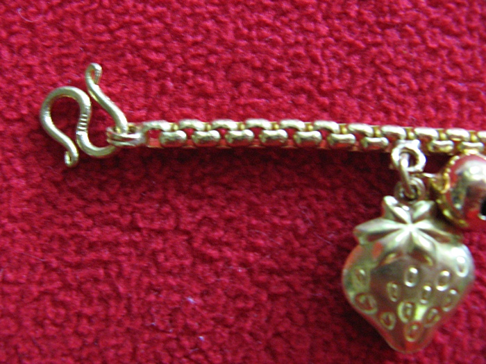 สินค้าหมดค่ะ สร้อยข้อมือทองเหลือง+จี้สตอเบอร์รี่ค่ะ