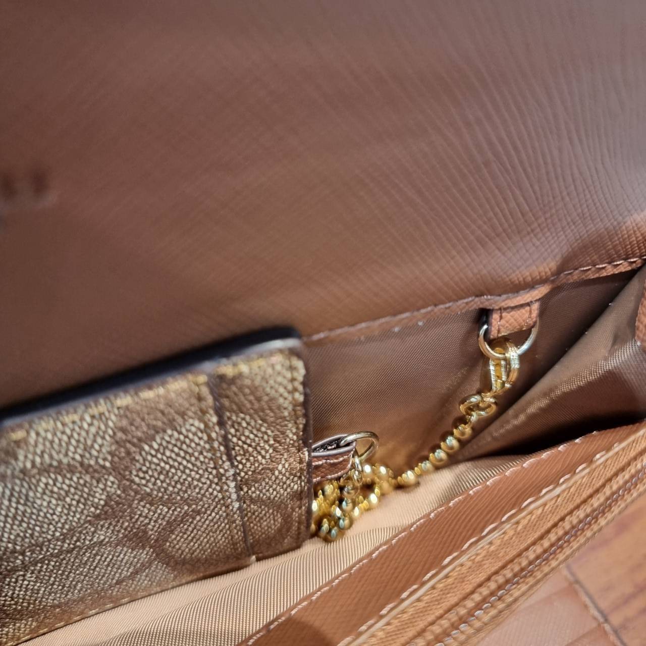 COACH F53763 TRIFOLD WALLET IN SIGNATURE กลับมาแล้วจ้า!! รุ่นขายดี!! 💓 ดีไซน์ใหม่ กระเป๋าสตางค์ใบยาว แถมที่ห้อยใส่บัตรแยกให้ (ถอดออกได้) น่ารักมากๆ ใช้งานง่าย เปิด-ปิดด้วยกระดุม ภายในใส่ธนบัตร ใส่บัตรได้เยอะ ใส่มือถือได้ไปอีก!! จุใจสุดๆ บอกเลยว่าใ