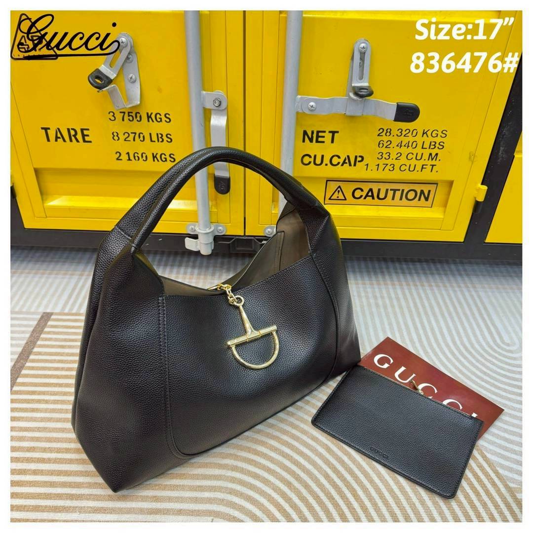 Gucci Softbit maxi shoulder bag กระเป๋าทรงโฮโบโฉมใหม่ใบใหญ่ อะไหล่เป็นเอกลักษณ์ของแบรนด์ในรูปแบบ Horsebit ครึ่งรูปขนาดใหญ่ หรูหราและใช้งานสะดวก รูปทรงสไตล์สบายๆ หนังลายเกรนสวยหรูนุ่มนวลพร้อมเท็กเจอร์อันโดดเด่น