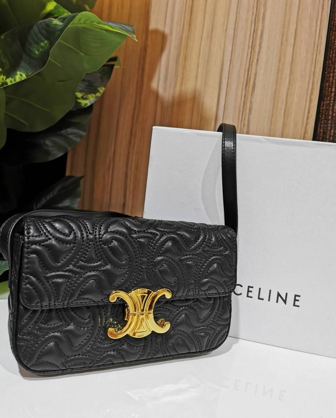พร้อมส่งความสวย! ไอเท็มหายาก! ห้ามพลาดค่ะ! CELINE TRIOMPHE SHOULDER BAG VIP วัสดุหนังแท้ลวดลายเอกลักษณ์ของ CELINE TRIOMPHE ดีไซน์ยอดนิยมสไตล์สาว LISA เปิดปิดด้วยฝาปิดโลโก้แบรนด์อะไหล่ทอง ภายในโล่งกว้าง ใส่มือถือ กระเป๋าสตางค์ เครื่องสำอางค์ ของใช้จุกจิกได