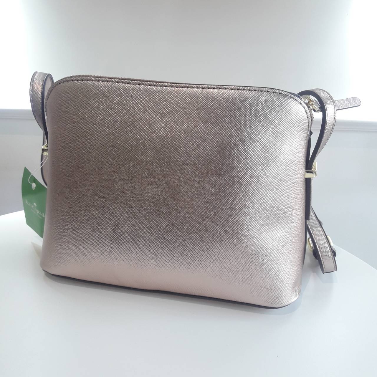 KATE SPADE CEDAR STREET MANDY แบรนด์ดังจากอเมริกาสุดฮิตของวัยรุ่น กระเป๋าสะพาย หนัง saffiano ขนาดน่ารักกำลังดี เปิดปิดด้วยซิปเดียวด้านบน ภายในมีช่องเล็ก1ช่อง ใส่มินิไอแพคได้ ความยาวสาย 117cm ปรับได้ถึง5ระดับ รุ่นฮิตอีกรุ่นที่ไม่ควรพลาดเลยคร้า