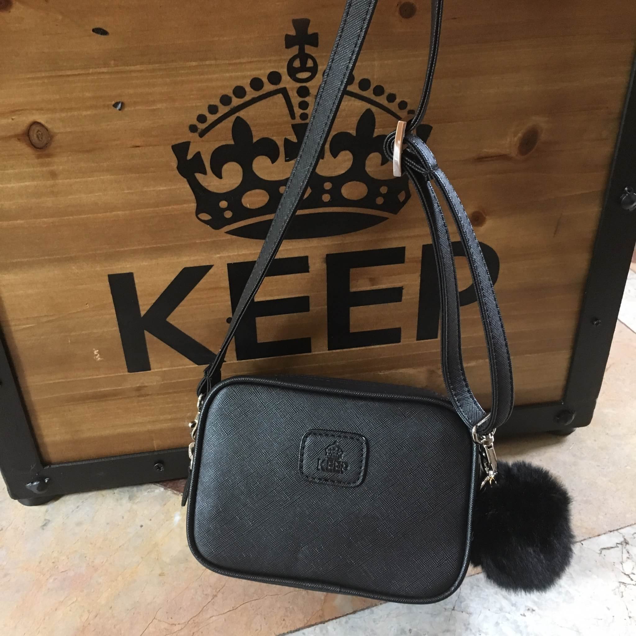 สินค้าขายดีมากี่รอบก้อหมด KEEP รุ่น Saffiano Box clutch&shoulder bag กระเป๋าสะพายทรงน่ารัก ตัวกระเป๋าถอดสายถือเป็นคลัช ออกงาน หรือสะพายพาดลำตัวได้เลย จุดเด่น ที่ตัวกระเป๋าทำจากหนัง Saffiano prada คะ สวย ทน ดูแลทำความสะอาดได้ง่าย ขนาดกำลังดีใส่โทรศัพท์ ได้