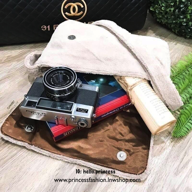 MUST HAVE! Chanel Beaute Crossbody Bag กระเป๋าถือหรือสะพายพรีเมี่ยมของเเท้จาก Chanel Cosmetic Counter VIP Gift รุ่นแนะนำวัสดุขนวูฟสีดำหนานุ่มตัดโลโก้แบรนด์หนังแก้วสวยโดดเด่น น้ำหนักเบา เปิดปิดด้วยฝาปิดกระดุมแม่เหล็ก ใบใหญ่กำลังดีใส่ ipad กระเป๋าสตางค์ใบยา