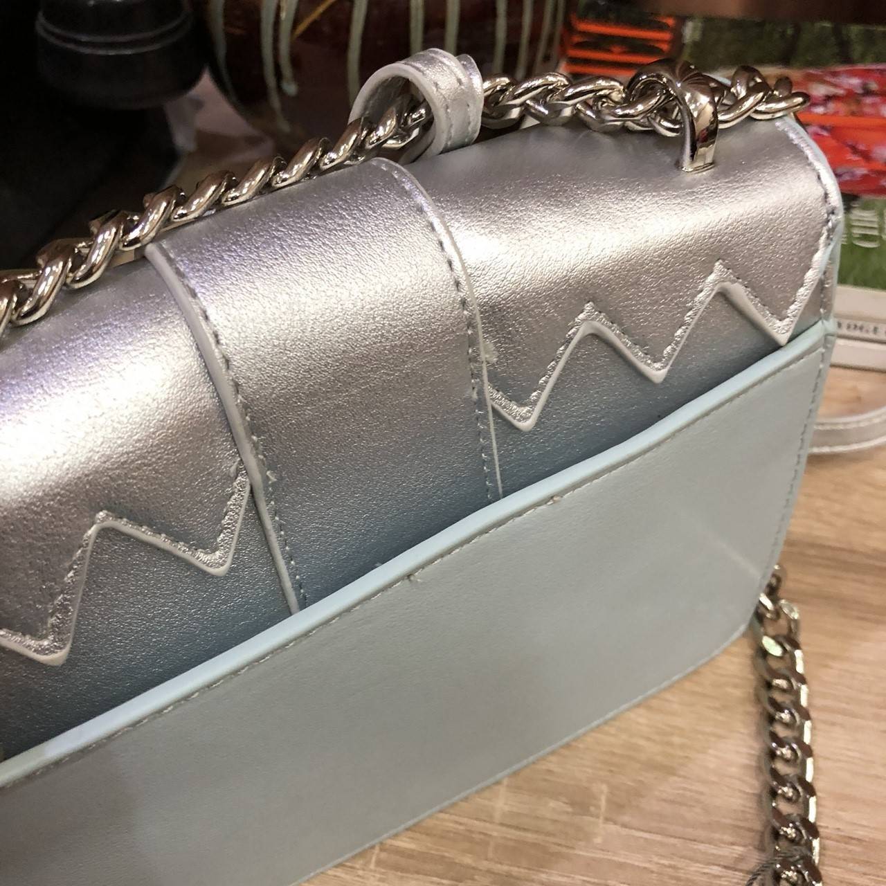 Charles&kieth chevron detail textured slingbag 2017 กระเป๋าหนัง PU ขนาดมินิหนังเนื้อเรียบ ดีไซน์เก๋ ด้านหน้ามีแทคห้อยแบรนด์ เย็บซิกแซกเก๋ มาด้วยสี 2 tone มีตัวล็อคหน้าแบบเข็มขัด ปั๊มแบรนด์บนโลหะ สายสะพายโซ่คั่นหนังรองบ่า ภายในมี 2 ช่อง มีช่องซิปเล็ก เปิดป