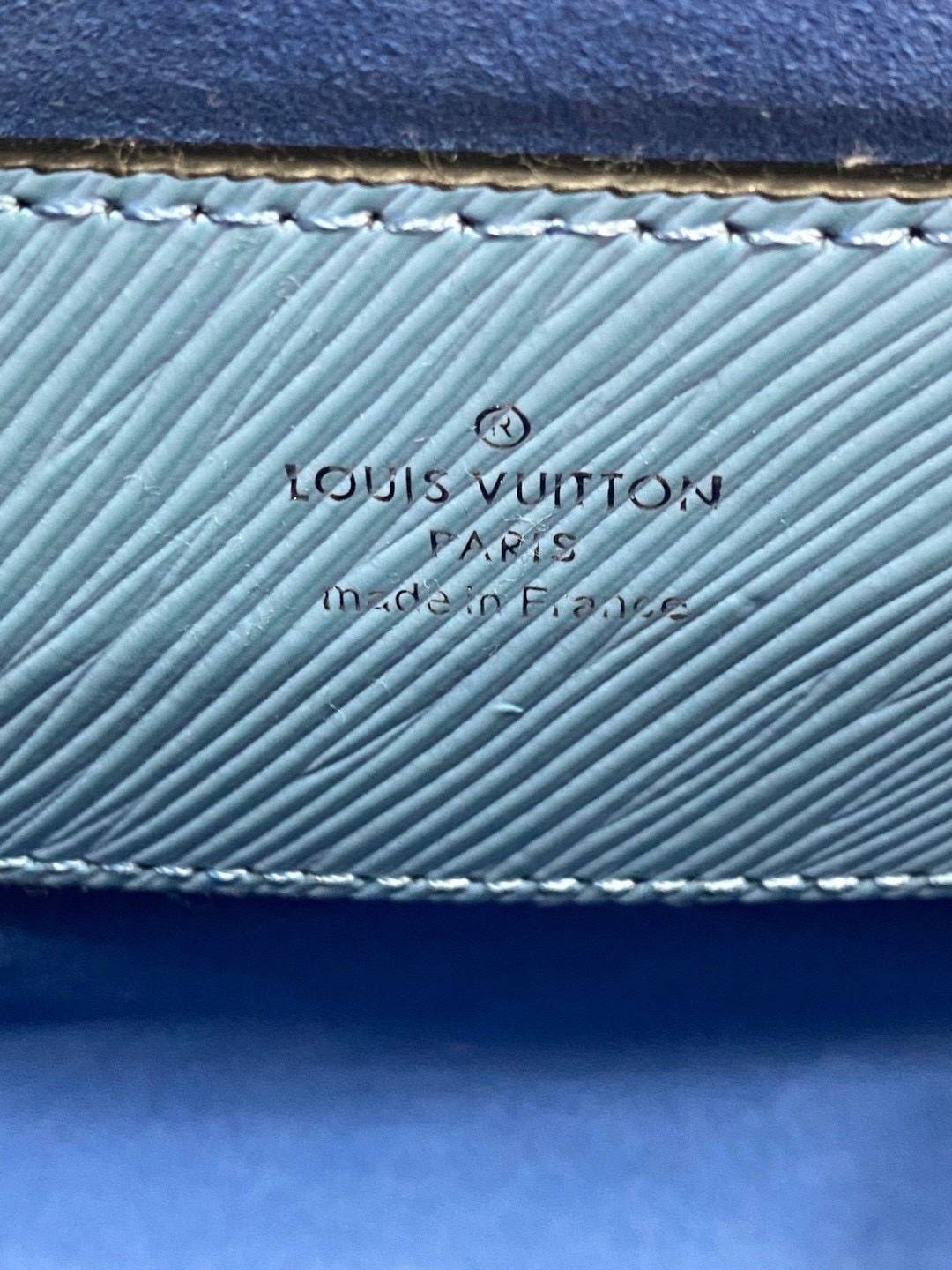 ORI หนังแท้ | LV Twist MM bag Epi grain leather กระเป๋าสะพาย/กระเป๋าถือรุ่น พร้อมสายสปอร์ต หนังลายเกรน Epi โดดเด่นด้วยโลโก้หน้า สวยหรูเป็นเอกลักษณ์ ดีไซน์คัลเลอร์บล็อค สัมผัสโดดเด่นแมตช์กับทุกสไตล์