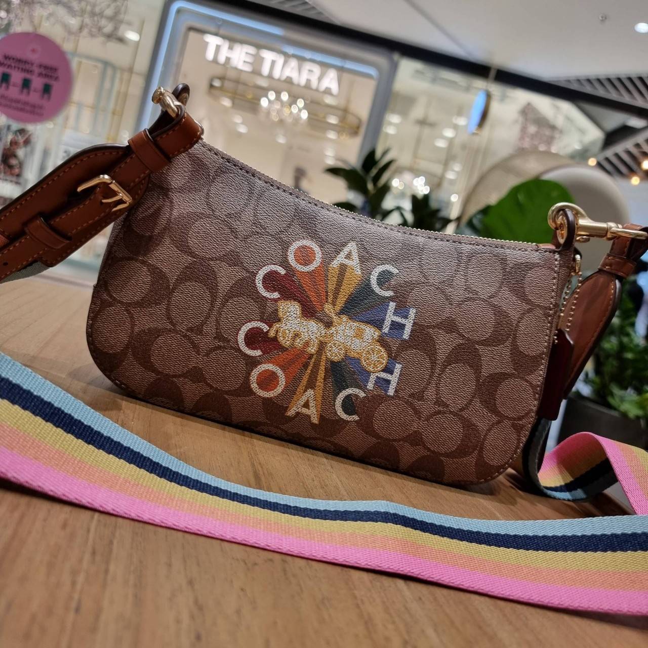 COACH C7264 C6823 C6817 JES BAGUETTE IN SIGNATURE CANVAS คอลเลคชั่นใหม่ล่าสุด พร้อมเสิร์ฟความสวยถึงบ้านเช่นเคย!! กระเป๋าสะพายทรงบาแกตต์ ดีไซน์ย้อนยุค ที่แอบแฝงความเรียบหรูดูแพงอยู่ในตัว โดดเด่นด้วยสายสะพายเส้นใหญ่ โทนสีคอนทราส ทำให้ไอเท็มนี้ดูมีลูกเล่นมาก