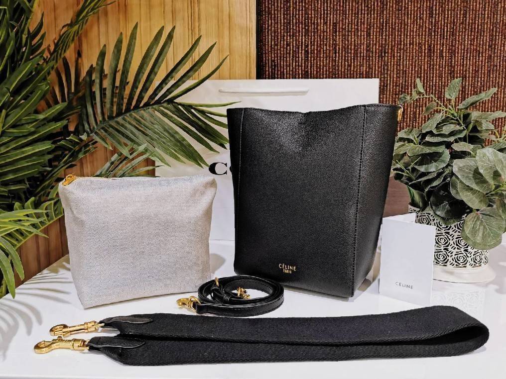 CELINE TRIOMPHE BUCKET BAG VIP GIFT WITH PURCHASE (GWP) พรีเมี่ยมกิ๊ฟ Limited Edition จาก CELINE PERFUME DUTY FREE COUNTER วัสดุหนังแท้ CALFSKIN ดีไซน์ทรง Bucket ขนาดกำลังดี มาพร้อมใบเล็กด้านในแยกใช้ได้ น้ำหนักเบา ภายในกว้างใส่ของใช้ได้เยอะพร้อมสายสะพายให