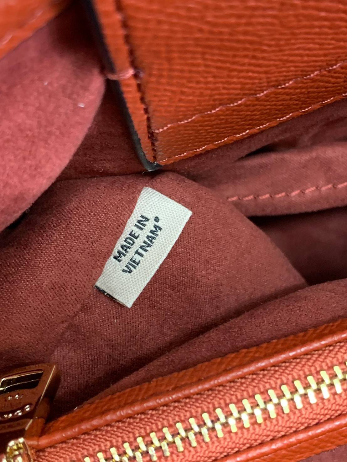 COACH HANDBAG//SHOULDER BAG ((28470)) กระเป๋าหิ้ว//สะพายไหล่ วัสดุหนังแท้ หนังนิ่ม น้ำหนักเบา ใบใหญ่กำลังดีค่ะ ปากกระเป๋าเป็นแบบกระดุมแม่เหล็ก ภายในมี2ช่องใหญ่ ค่อนข้างกว้าง ใส่ของได้ครบเลยทีเดียวค่ะ มีเป็นช่องซิปกลางหนึ่งช่อง และช่องใส่ของจุกจิกได้อีก3ช่