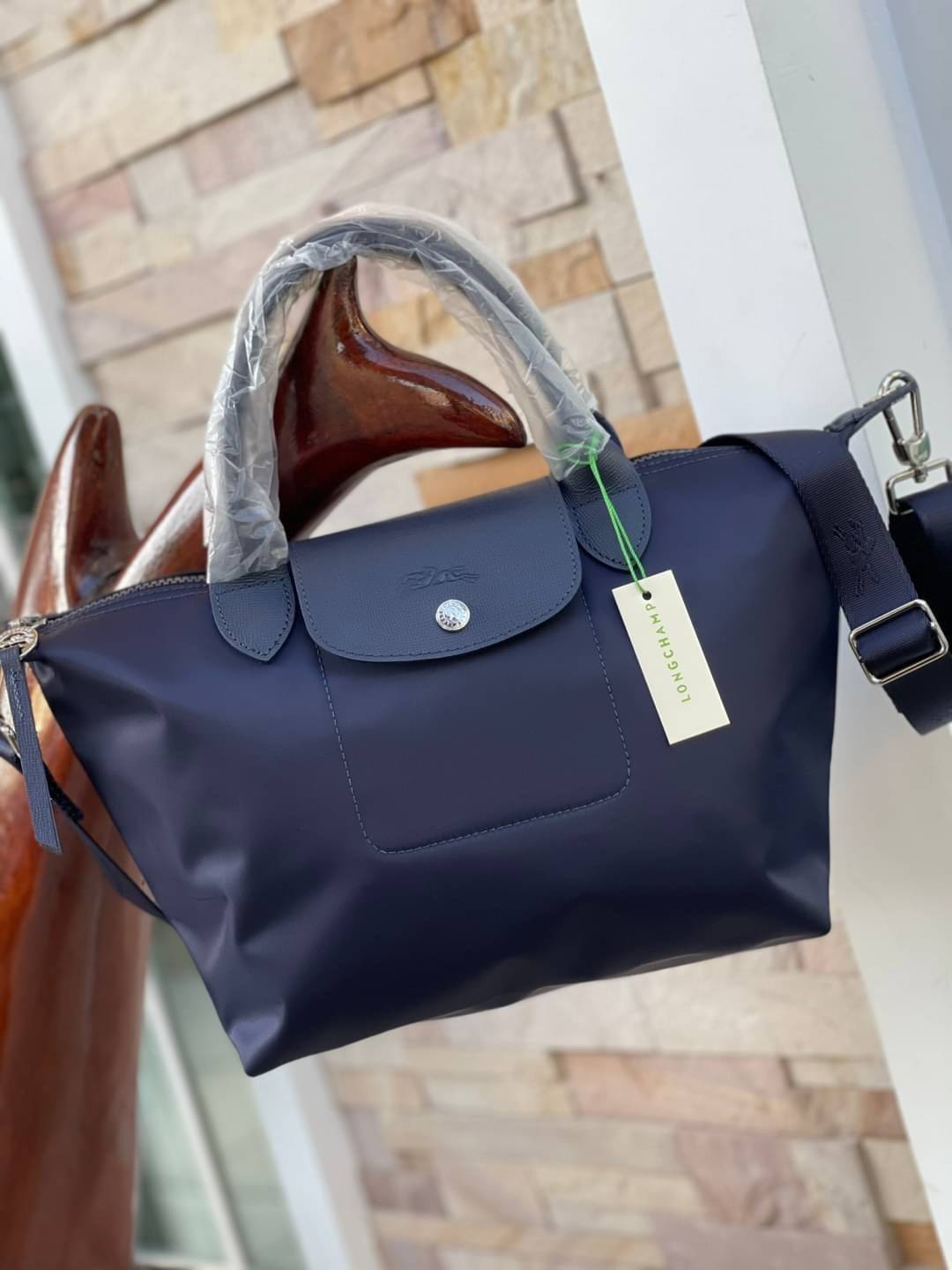 ของแท้ 💯% Longchamp LE PLIAGE NÉO TOP HANDLE BAG (small size) อีกหนึ่งรุ่นยอดนิยม ที่สาวๆ ต้องมีไว้เก็บไว้สักใบ กระเป๋าโท้ทใบนี้ มาพร้อมกับสีที่มีสไตล์เรียบง่าย