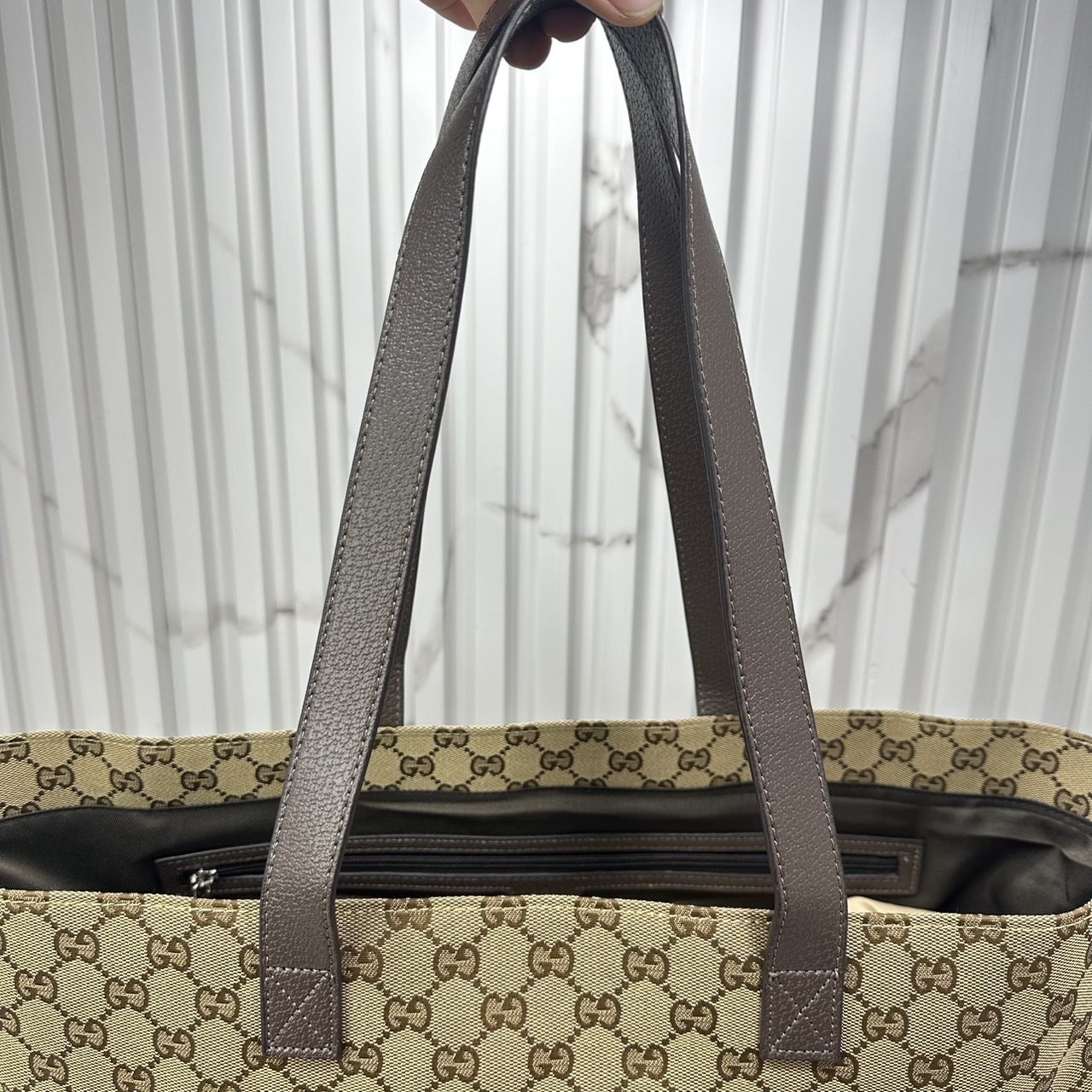ORI หนังแท้ | GUCCI GG canvas maxi tote bag กระเป๋าสะพายทรงโท้ใบใหญ่ ผ้าแคนวาส GG สีเบจและสีน้ำตาลอีโบนี ซับในผ้าไนลอน ไอเท็มซิกเนเจอร์นำเสนอในคอลเล็กชั่น Fall Winter