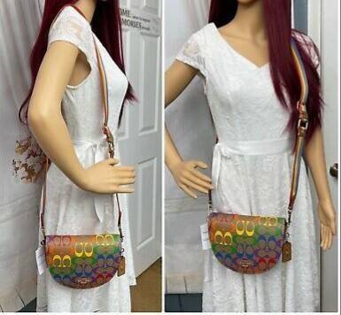 COACH ELLEN CROSSBODY IN RAINBOW SIGNATURE CANVAS (COACH C4098) ให้สายรุ้ง มัดใจได้มั้ยเนี้ย🌺คอลเลคชั่นที่ไม่ต้องพูดเยอะ//กระเป๋ารูปทรงน่ารัก ที่ใครได้เห็นเป็นต้องอดใจไม่ไหว // วัสดุหนังแคนวาสผสมหนังแท้ กระแทกความสดใสขึ้นไปอีกขั้น ด้วยลาย