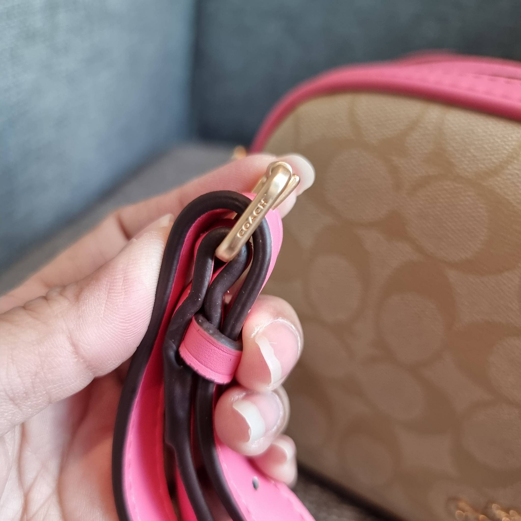 OUTLET 】COACH F68168 JES CROSSBODY IN SIGNATURE CANVAS รุ่นยอดฮิต!! กระเป๋าสะพายข้าง รุ่น 2 ซิป ใบใหญ่จุใจ สีคลาสสิคขายดี!! วัสดุหนังแคนวาสเคลือบลาย เปิด-ปิดด้วยซิป 2 ช่องหลัก ใช้งานง่าย ทรงสวยมากๆรุ่นนี้ มาพร้อมสายสะพาย crossbody ปรับได้ตามตัว ภายในใส่ขอ