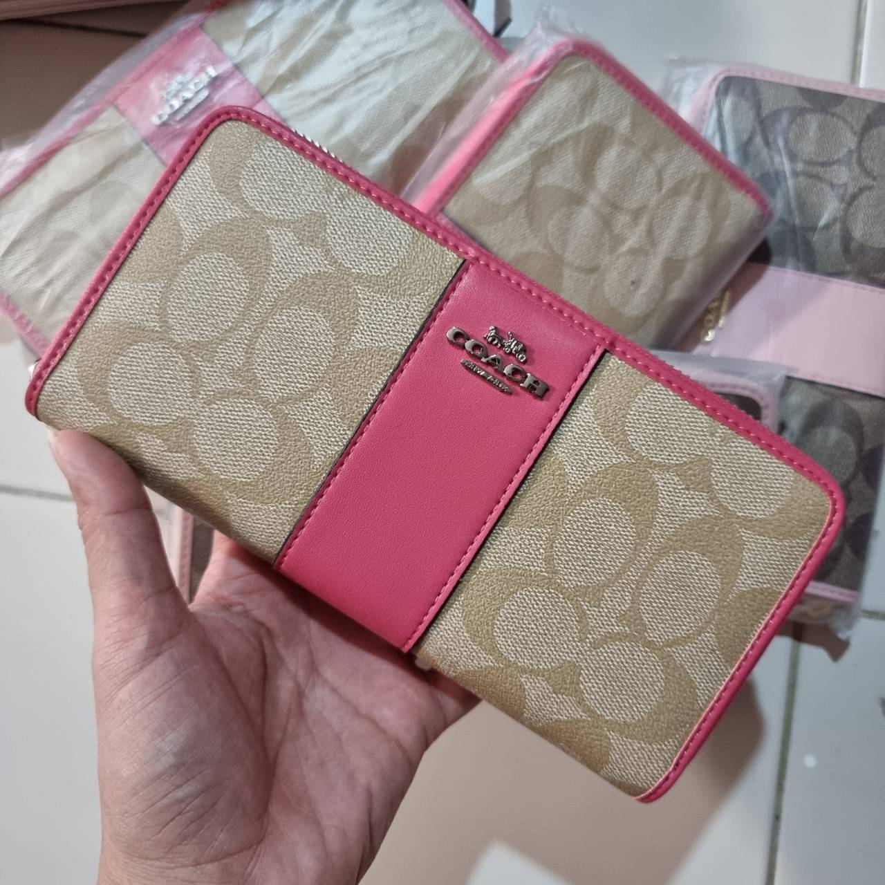 COACH F54630 ACCORDION ZIP WALLET IN SIGNATURE COATED CANVAS WITH LEATHER STRIPE กระเป๋าสตางค์ใบยาวรุ่นคลาสสิค คัดสีขายดีมาให้กันเลยจ้า ♥️ วัสดุหนังแคนวาสเคลือบลาย เปิด-ปิดด้วยซิปรอบ รูดใช้งานง่าย ใส่บัตรได้ มีช่องซิปใส่เหรียญ ใส่มือถือได้ พกใบนี้ใ