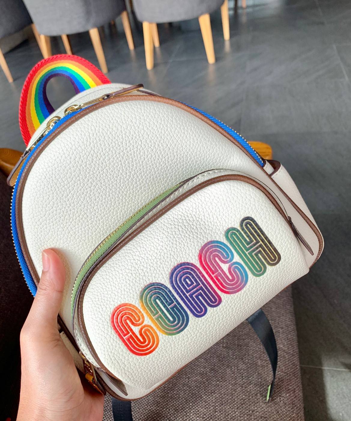 COACH MINI COURT BACKPACK WITH RAINBOW COACH ((CA624)) 🌈ต่อกันเลย สวยกันก่อน วางน้องไม่ลงเลยจริงๆค่าา😍 พร้อมส่ง! ยังไม่เข้าไทย กับกระเป๋าสะพายหลังแบบมีหูหิ้วในตัว บอกก่อนเลยว่าหนังของน้องทั้งนิ่ม ทั้งสวย อย่างดีเลยค่ะ