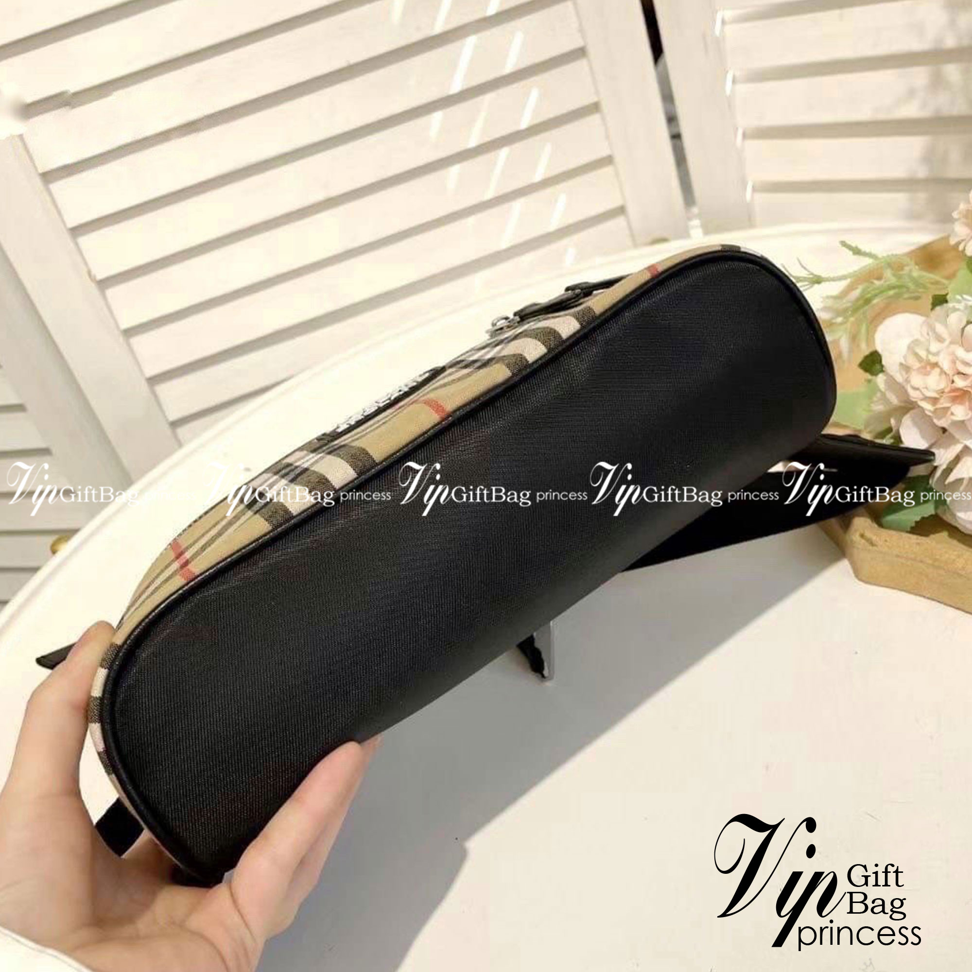 BURBERRY BELT BAG Vintage retro check กระเป๋าคาดอก คาดเอวลายแบรนด์ มาใหม่ ผ้าไนลอนสลับหนังอย่างดี ซิปหน้า น้ำหนักเบา ทรงสวย สามารถใช้ทั้งผู้หญิง ผู้ชาย เป็นอีกรุ่นที่ขายดี ขนาดกำลังดี ใส่ของจุกจิกได้เยอะ สวยเป๊ะปั๊มทุกจุด สุดฮิตผู้หญิงสะพายได้ผู้ชายสะพายด