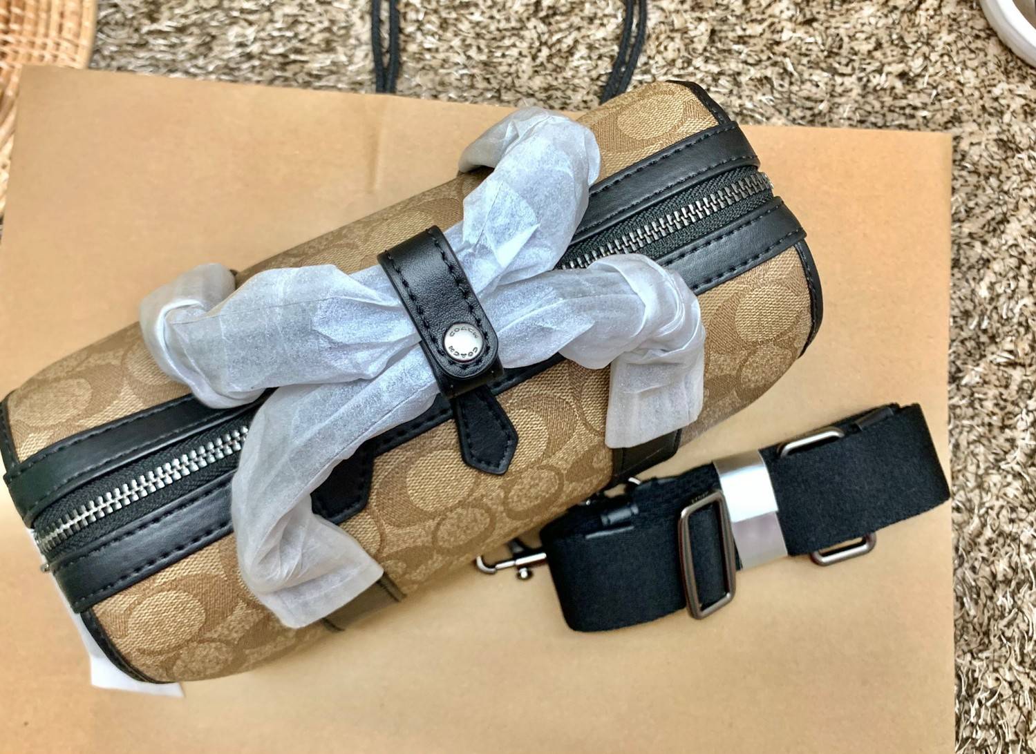 COACH GOTHAM DUFFLE 24 IN SIGNATURE CANVAS CA186 พร้อมส่ง กระเป๋าทรงหมอนรุ่นใหม่บ่าสุดปี 2022 รุ่นนี้สามารถใช้ได้ทั้งชาย//หญิง หนังแท้อย่างดี นิ่มทรงสวย มากๆค่ะ เปิด-ปิดกระเป๋าแบบซิปคู่ด้านบนมีกระดุมรวบหูหิ้วให้ด้วยนะคะ ภายในกระเป๋าสามารถใส่สัมภาระที่จำเป