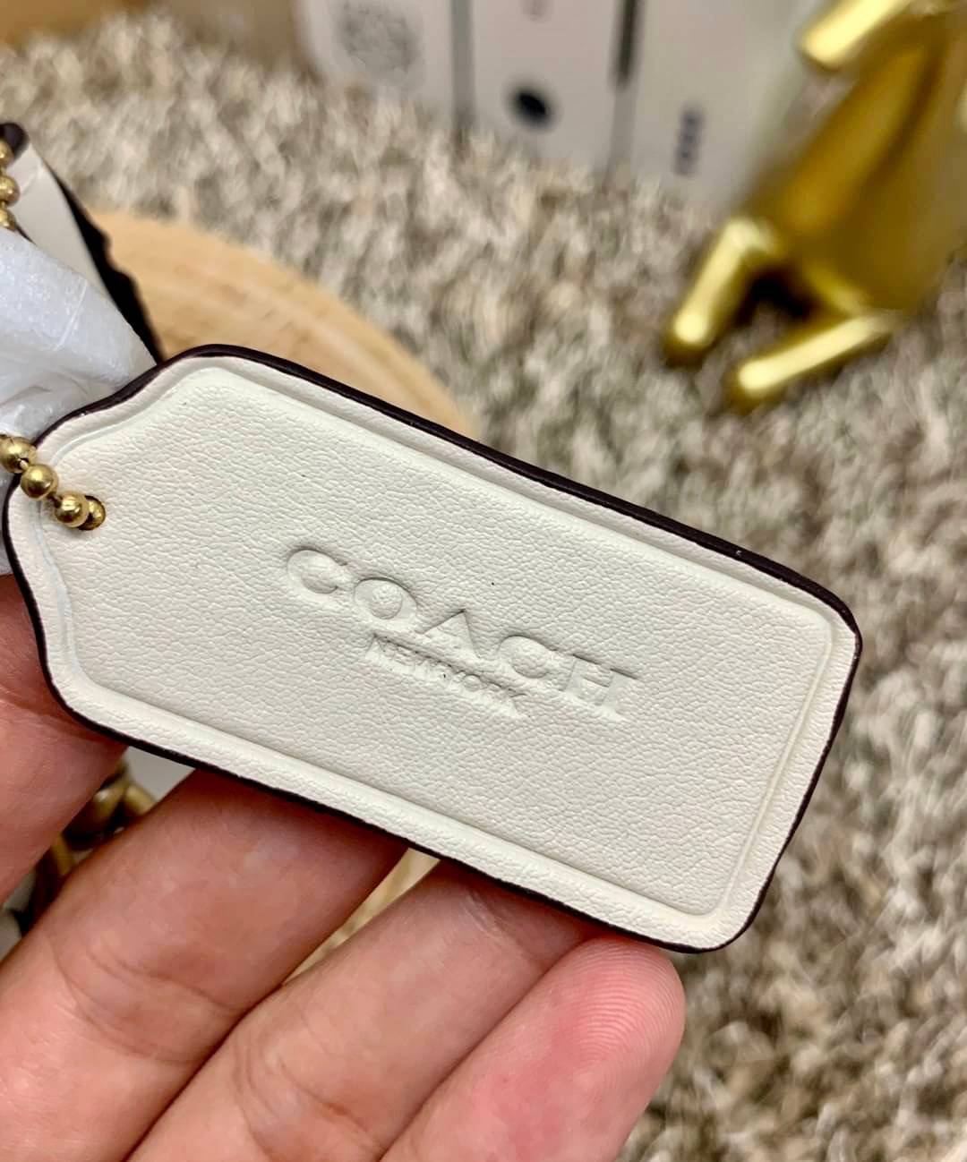 สวย หรู แถมสุดคุ้มกันเลยจร้าา💋 COACH BEAT SADDLE BAG ((C3837//C0749)) พร้อมส่งที่ไทยอีกครั้ง ห้ามพลาดค่าา!! กระเป๋าสะพายครอสบอดี้ร์ วัสดุหนังแท้ชั้นดีที่สุด! หนังสวย บวกกับอะไหล่แบรนด์ที่ดูเด่นคลาสสิคตรงด้านหน้าค่ะ เปิดปิดกระเป๋าแบบกดล็อค ภายในสาม