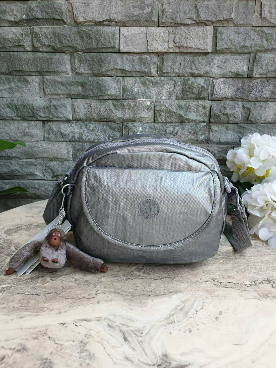 Kipling nylon shoulder bag รุ่น ( K15313 ) >>พร้อมส่งค่ะกระเป๋าสะพายข้างรุ่นใหม่ล่าสุด วัสดุไนล่อน กันน้ำ บุด้วยนวมที่ฐานกระเป๋าเพิ่มความนุ่ม >>รูปทรงสวย ขนาดกระทัดรัด มีช่องกระเป๋าด้านหน้าใส่ของจุกจิกหนึ่งช่อง >>มีช่องซิปหลักนะค่ะ ด้านใ