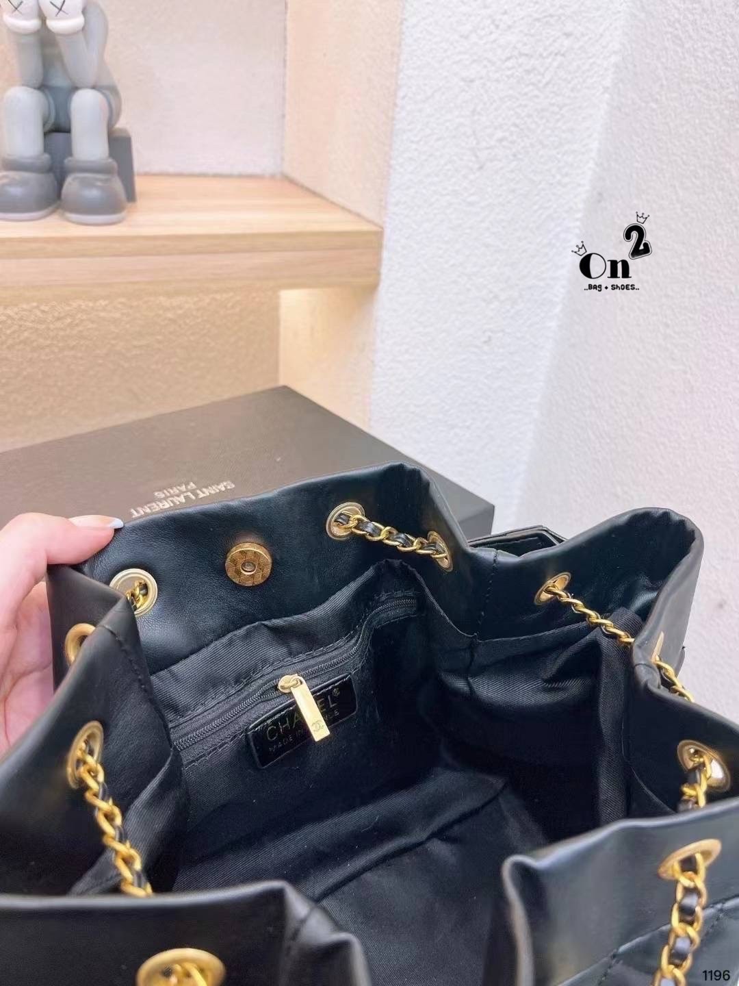 Chanel Bucket Bag กระเป๋าสะพายทรงบัคเก็ต รุ่นลิมิเต็ด โดดเด่นด้วย font โลโก้ หรูเท่ห์สุดๆ มีช่องใส่ของด้านข้างตอบโจทย์การใช้งานได้ดี ภายในโล่งกว้าง จุของได้เยอะ คุ้มค่ามากๆ ใบนี้งานจริงคือสวย