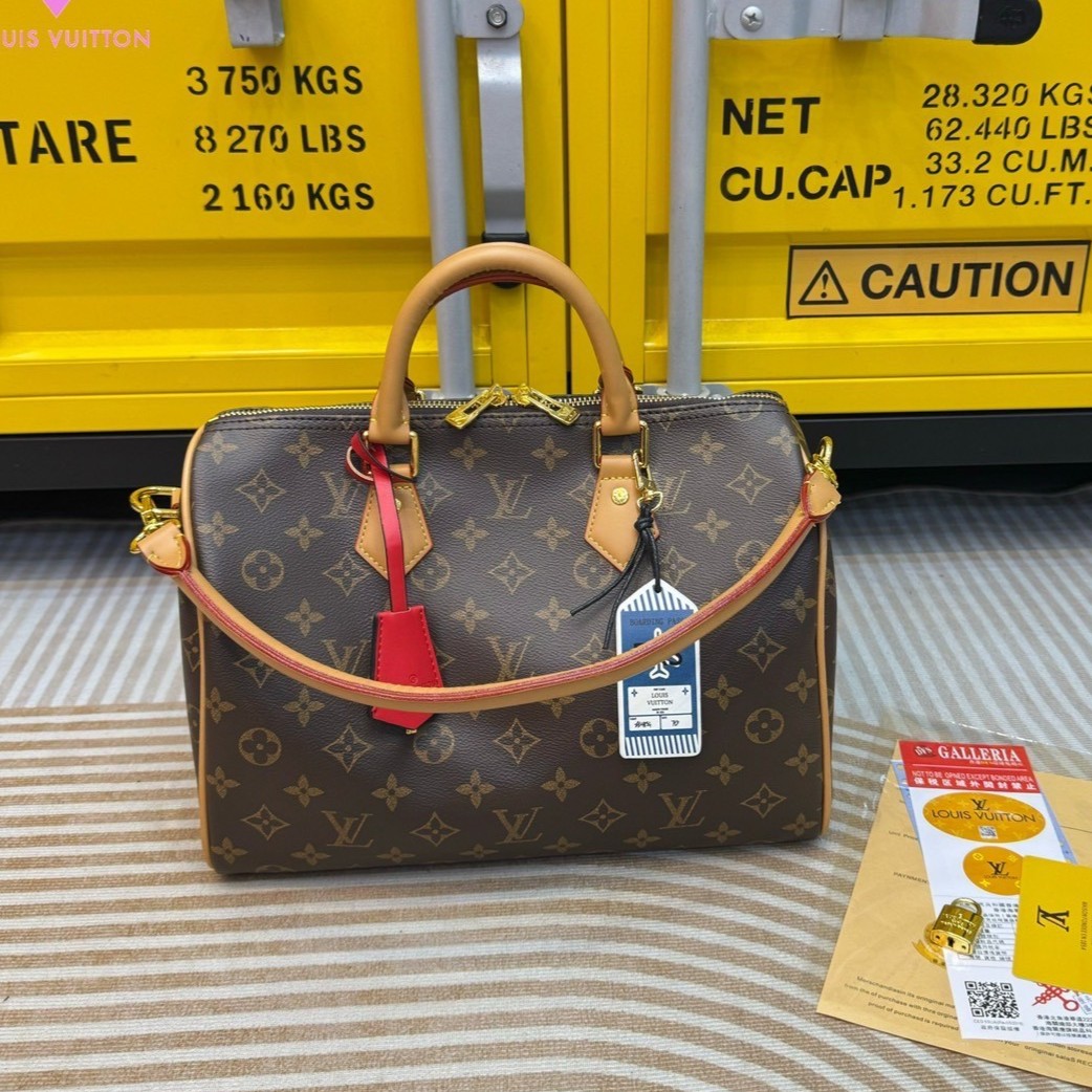 LV Speedy Soft 30 Crafty Bag กระเป๋าทรงหมอน รุ่นท็อปฮิตใบใหญ่จุของได้เยอะ มี 2 แบบให้เลือก รุ่นป้ายแท็ก PRS และ I Love LV ดีไซน์ใหม่ต้อนรับฤดูกาลท่องเที่ยว โดดเด่นด้วยการตกแต่งลายพิมพ์ซิกเนเจอร์ และป้ายแท็กหนังสุดเก๋