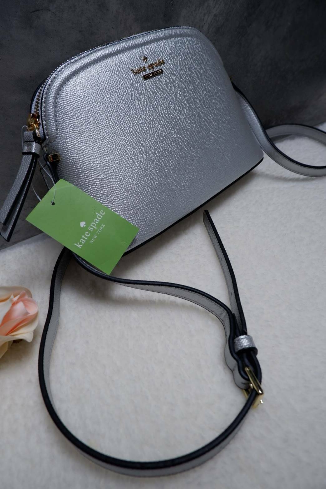 Katespade Crossbody Bag ด้านหน้าติดโลหะชื่อแบรนด์อะไหล่สีทอง เปิดปิดด้วยช่องซิป ด้านในเป็นช่องใส่สิ่งของ และมีป้ายหนังปั๊มโลโก้แบรนด์ ผ้าบุเป็นลายแบรนด์อีกด้วย รุ่นนี้มาพร้อมสายสะพายยาวปรับระดับได้ ทรงนี้สะพายกี่ทีก้อไม่มี out นะจ้ะสาวๆ