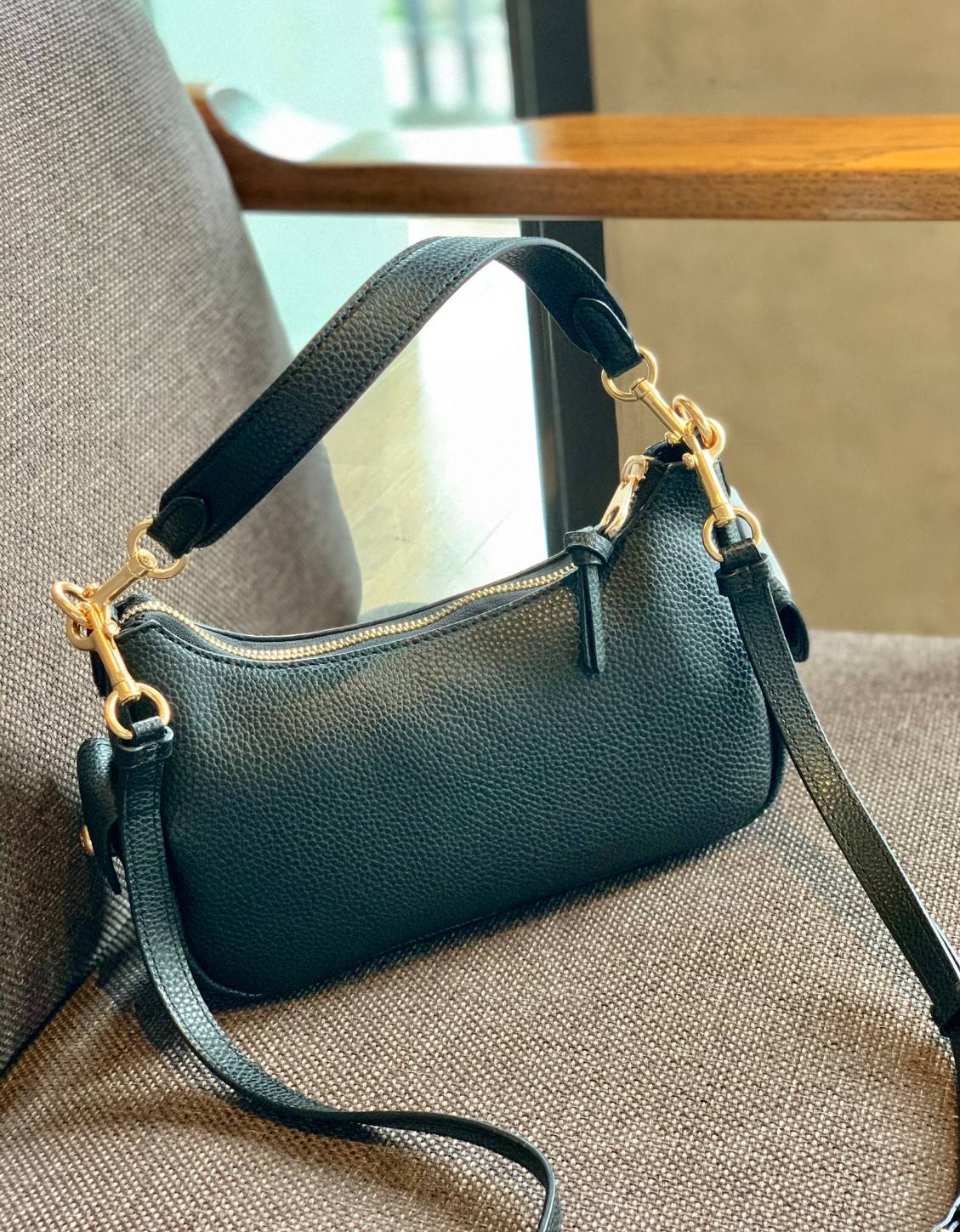 น้องออกใหม่ล่าสุดสวย หักใจไม่ลงเลยค่าา😘 COACH PENNIE SHOULDER BAG ((C7222)) พร้อมส่ง สีใหม่ล่าสุด ยังไม่มีในช๊อปไทยค่าา กระเป๋าหิ้ว//สะพายข้างได้ สุดคุ้ม! หนังแท้ชั้นดี ลายหนังสวย นิ่มมือดีมากๆค่ะ ปากกระเป๋าแบบซิปมีหนังห้อยเพิ่มความเก๋ ภายในกระเป๋