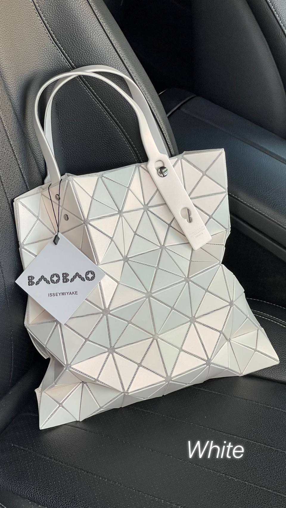ORIGINAL 🌸 BAO BAO ISSEY MIYAKE LUCENT 6X6 matte tote bag เป็นซีรีส์ที่โดดเด่นด้วยโทนสีสว่าง โดดเด่นด้วยลักษณะต่างๆ เช่น ตาข่ายสว่างที่มองเห็นได้ผ่านช่องว่างระหว่างชิ้นสามเหลี่ยม