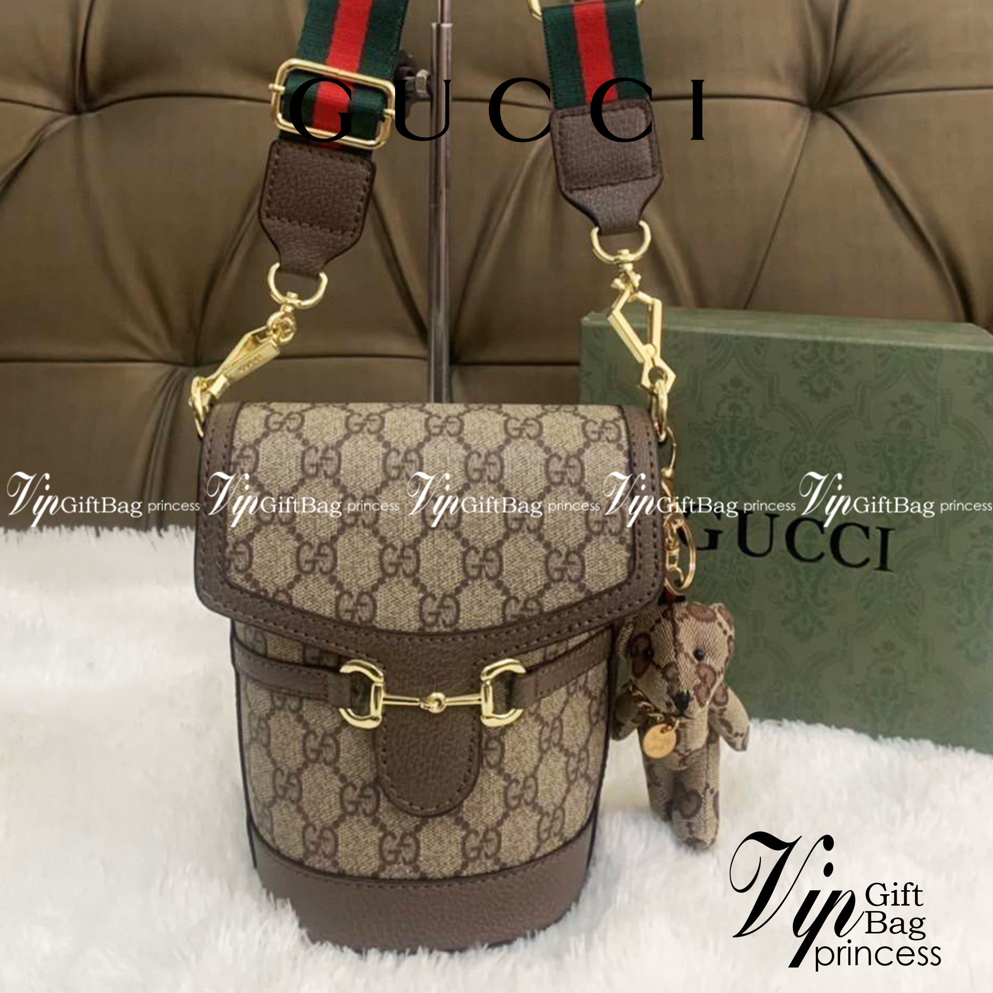 กระเป๋าสะพาย กระเป๋าใส่โทรศัพท์ งานแฟชั่นคลาสสิก Gucci Gag VIP GIFT WITH PURCHASE (GWP) พรีเมี่ยมกิ้ฟ Limited Edition รูปทรงถัง วัสดุcalfskin อะไหล่ทอง ลวดลายชิกเนเจอร์ โมโนแกรม GG เพิ่มความน่ารักด้วยพวงกุญแจเข้าชุดตุ๊กตาห้อยข้าง น่ารักมากมาย มาพร้อมสายสะ