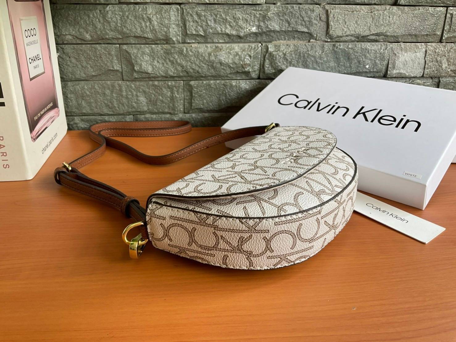 ของแท้ 💯% Calvin Klein Monogram Crossbody Bag กระเป๋าสะพายทรงครอสบอดี้ กระเป๋าคลัทช์ ทรงครึ่งวงกลม ขนาดน่ารัก ลายโมโนแกรมรอบใบ