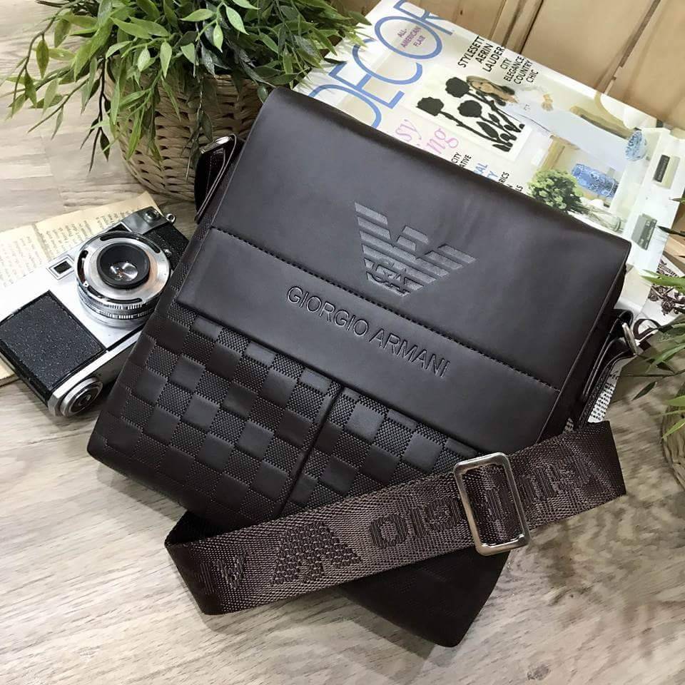 GIORGIO ARMANI CROSSBODY BAG Limited Edition จาก GIORGIO ARMANI JEANS เปิดปิดด้วยฝาปิดแม่เหล็กพร้อมซิปสะดวกใช้ ด้านหน้า ปั๊มโลโก้ และมีช่องใส่ของ ด้านหลังมีช่องซิป ขนาด กำลังดี น้ำหนักเบา กันน้ำ ใส่ ipad, กระเป๋าสตางค์ใบยาว, กล้อง, มือถือ และของใช้ได้เยอะ