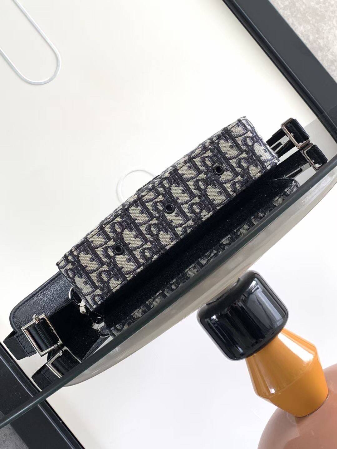 Dior Safari Square Oblique Messenger Bag / DIOR SAFARI MESSENGER OBLIQUE พร้อมส่ง กระเป๋าสะพายทรงแมสเซ็นเจอร์ ที่หนุ่มๆไม่ควรพลาด สวยหรูหราเป็นเอกลักษณ์แบรนด์ **สินค้าเกรดท็อปออริจินอล 1:1 สลับแท้ เกรดดีสุด