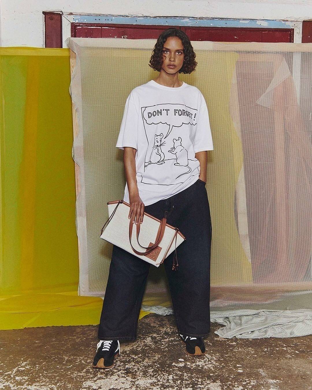 พร้อมส่งความสวยห้ามพลาดค่ะ! 🎉NEW ARRIVAL! LOEWE TOTE BAG VIP GIFT WITH PURCHASE (GWP) Limited Edition จาก "LOEWE PERFUME DUTYFREE" คอลเลคชั่น Loewe Anagram วัสดุ Canvas & Leather ใบใหญ่ น้ำหนักเบา ภายในโล่งกว้างและจุ ใส่เอกสารA4 เสื้อผ้า